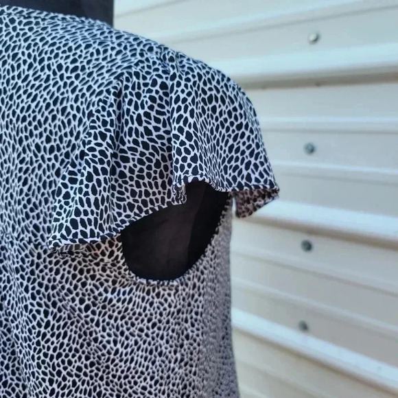 Michael Kors Womens Ruffle Cap Sleeve Blouse Stretch Black White Keyhole sz S - Picture 7 of 10